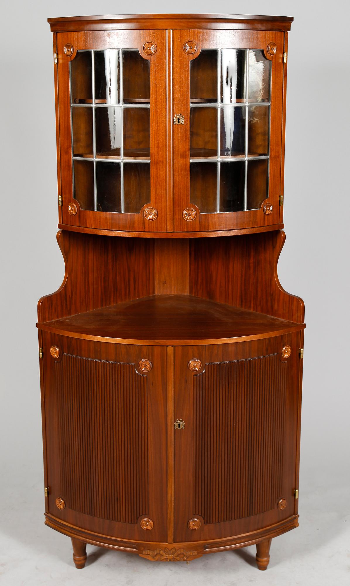 VITRINSKÅP, gustaviansk stil, 1900-talets mitt.