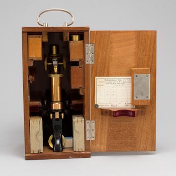 A microscope, marked Ernst Leitz, Wetzlar, No 85125.