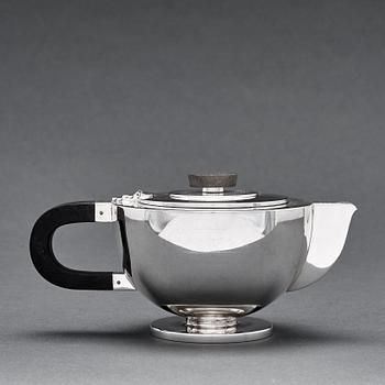 Guttorm Kristiansen (Gagnes), a four pieces 830/1000 silver tea- and coffee service, David-Andersen, Norway 1927-49.