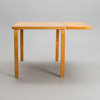 ALVAR AALTO, PÖYTÄ JA TUOLEJA, 4 KPL. Malli 69. Artek, 1900-luvun puoliväli.