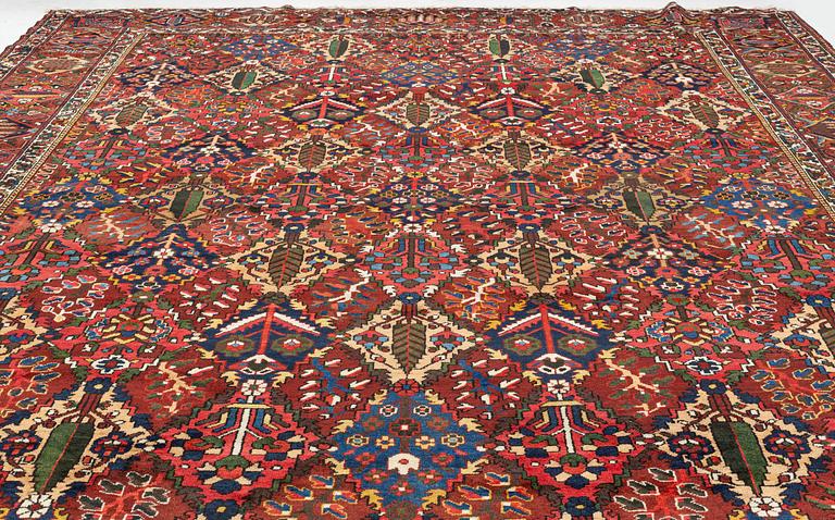 A semi-antique Chahar Mahal/Bakthiari carpet. ca 502 x 376 cm.