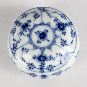 A 'Blue Fluted Plain' porcelain box, Royal Copenhagen, model 313, 1898-1923.