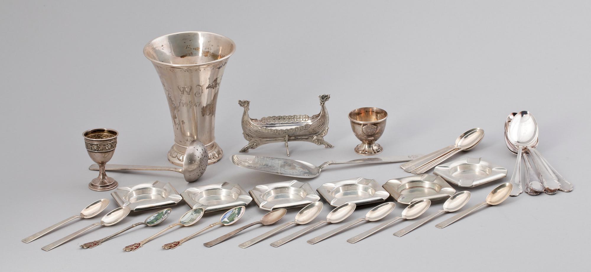 PARTI SILVER, ca 50 delar, mest Norge och Sverige, bla Borgila, 1800-1900-tal. Totalvikt ca 1800 gram.