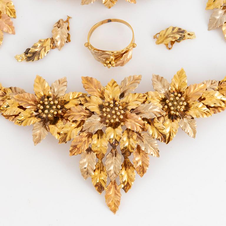 Necklace, a pair of earrings, ring, bracelet, 18K gold in three colours.