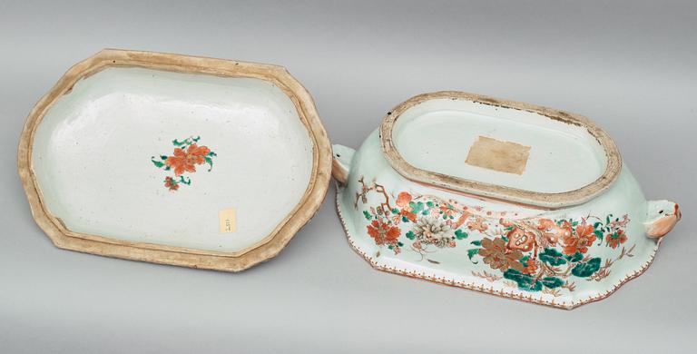 A Chinese Export dinner service, Qing dynasty, Qianlong (1736-95). (62 pieces).