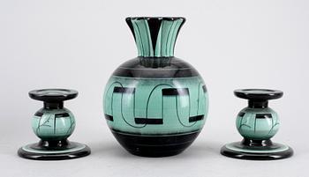 VAS SAMT LJUSSTAKAR, ett par, porslin, Ilse Claesson, Rörstrand, 1900-talets andra kvartal.