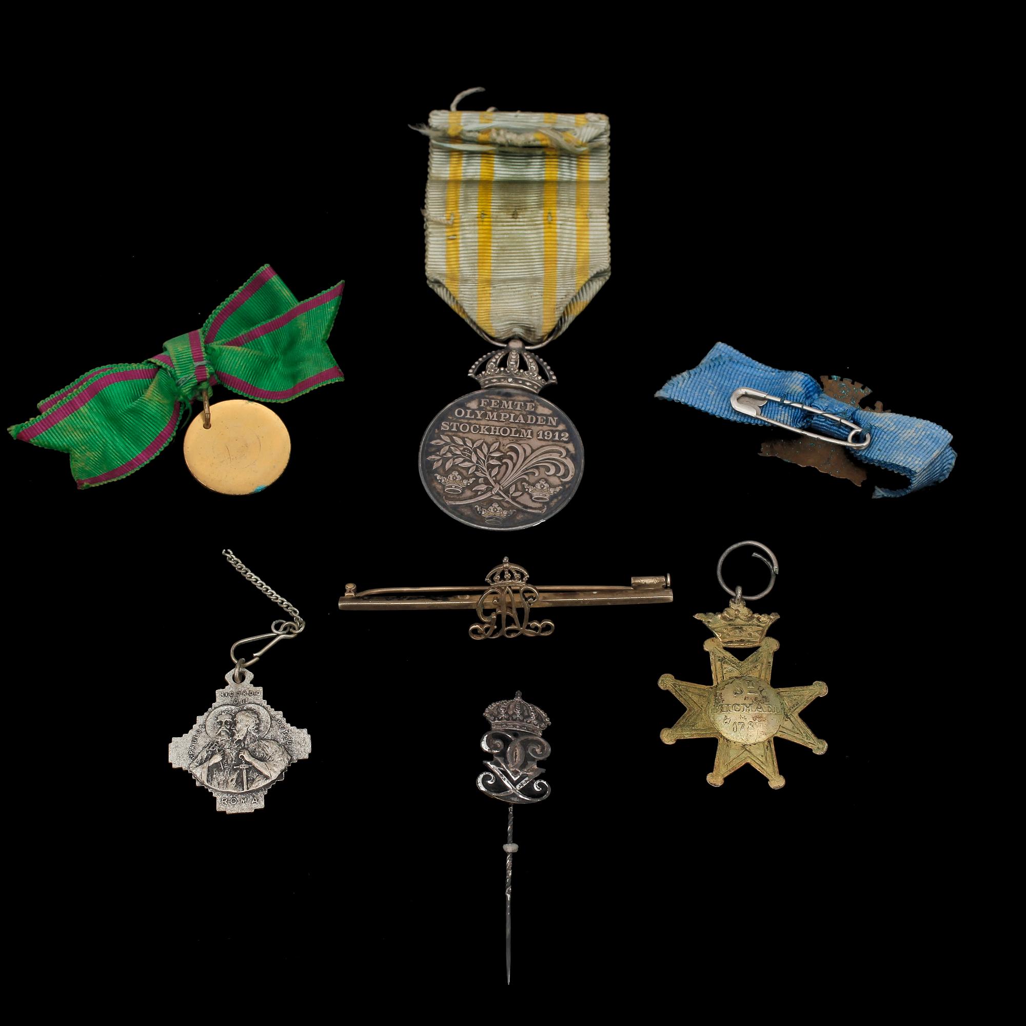 PARTI MEDALJER och NÅLAR, 7 st,  bla "Femte olympiaden Stockholm 1912" i silver.