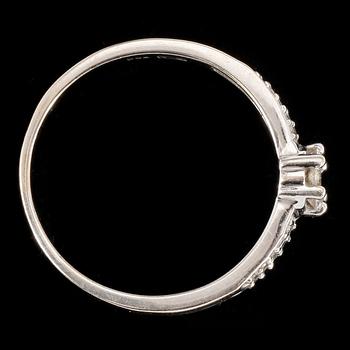 RING, 18 k vitguld och briljantslipade diamanter. Total vikt 4 g.