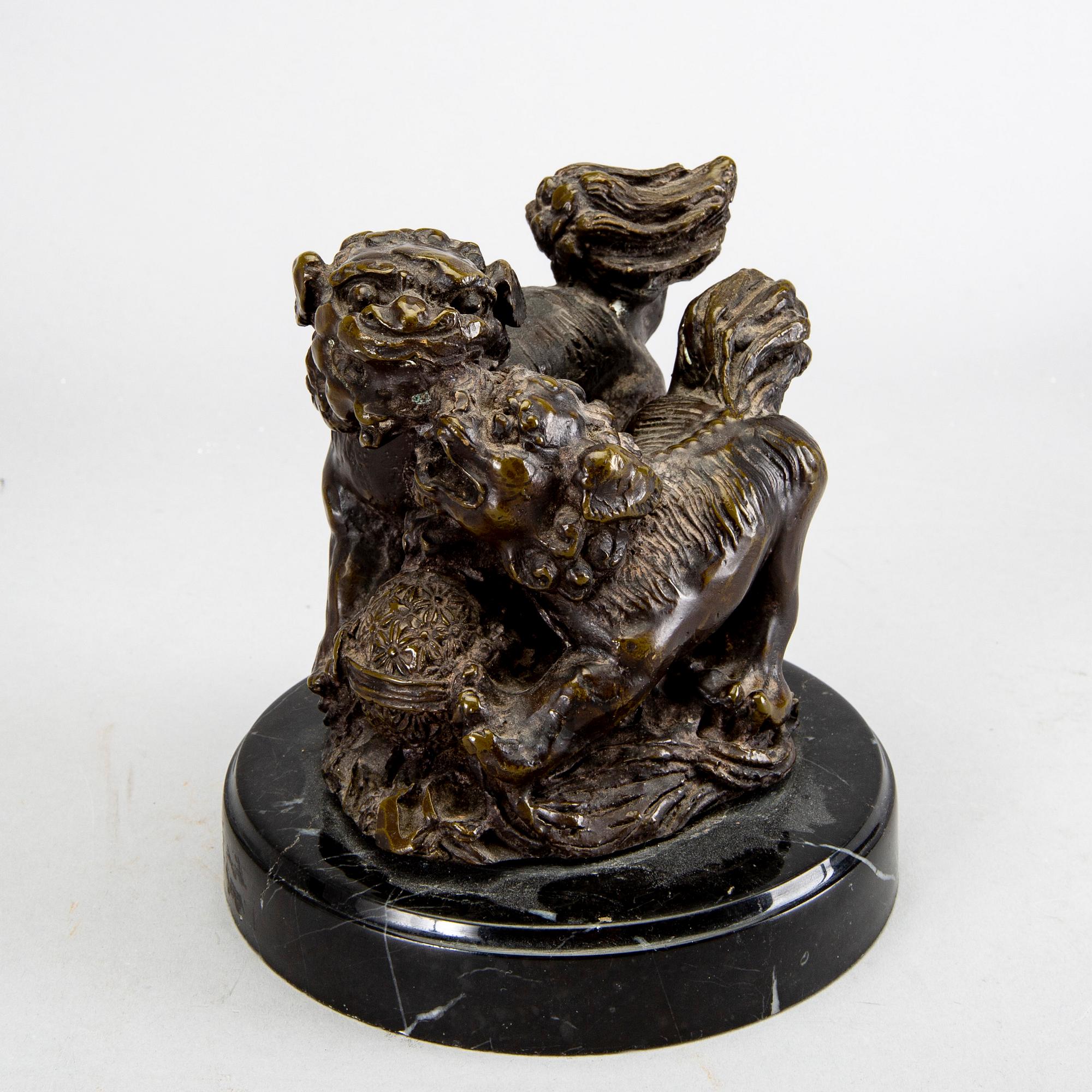 Ytterfoder porslin samt skulptur/pappersvikt, brons. Kina, omkring 1900.
