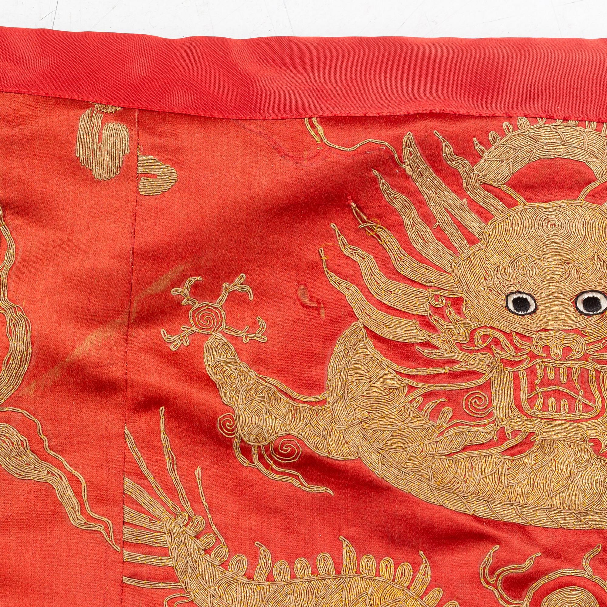 Rock, broderat siden. Qingdynastin (1644-1912).