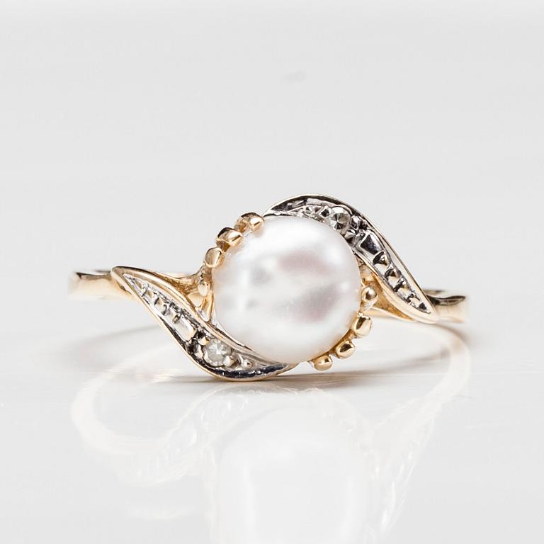 RING, 14K guld, pärla, 2 diamanter tot. 0,02 ct. M. Hyvärinen 1984. Vikt 1,8 g.