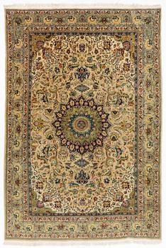 Rug, old Täbris, circa 290 x 194 cm.