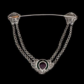 BROSCH, graverad rubin, åttkantslipade diamanter, carréslipade smaragder, platina.