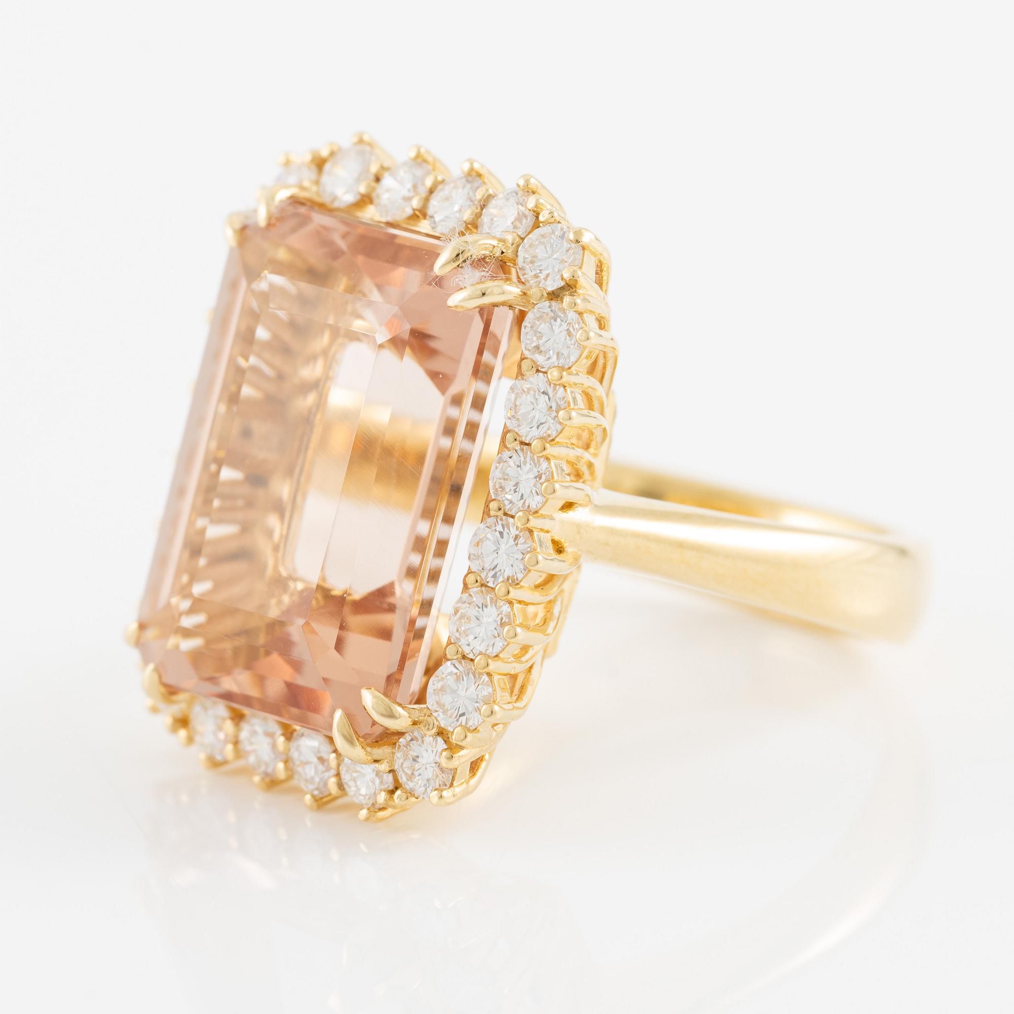 Ring 18K guld med en fasettslipad morganit och runda briljantslipade diamanter.
