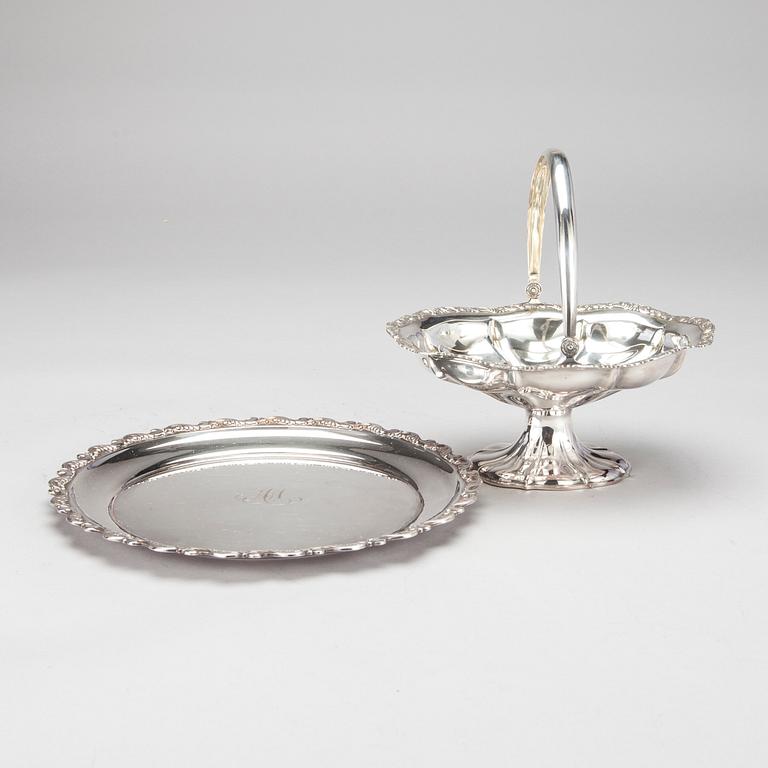 KORG samt FAT, silver, Helsingfors 1948 och Åbo 1956. Vikt 640 g.