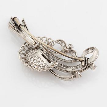Platinum and brilliant cut diamond brooch. Ca 1930-40's.