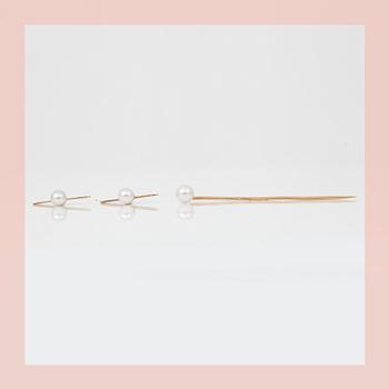 STICKPIN and a pair of TUXEDO BUTTONS, 18K gold and pearls.