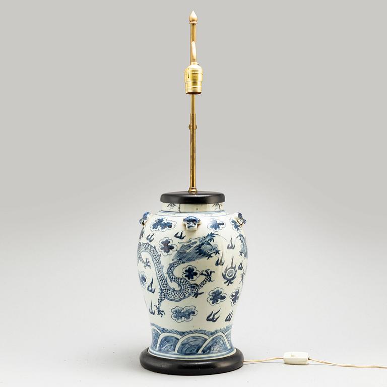 A large blue and white vase/table lamp, Qing dynasty, late 19th/ early 20th century.