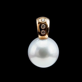 100. A PENDANT, South sea pearl Ø 12 mm, diamonds c. 0.06 ct.