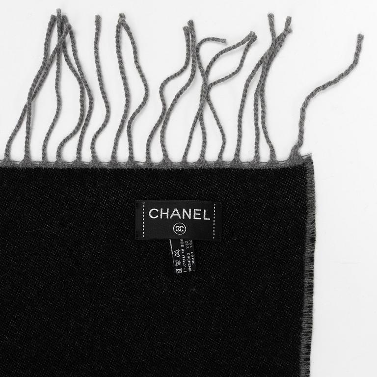 Chanel,  kudde & pläd.