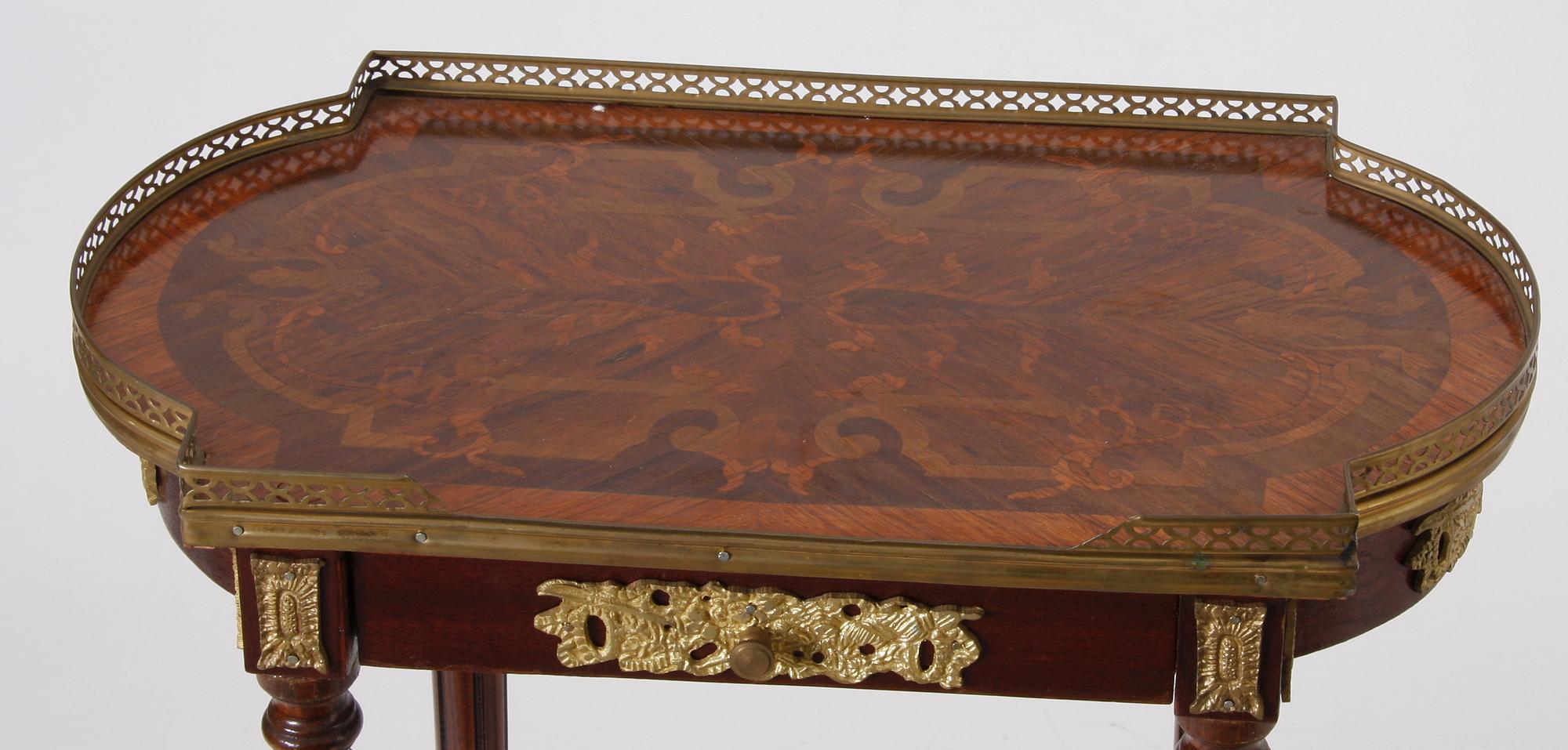 LAMPBORD, ett par. Louis XVI-stil.