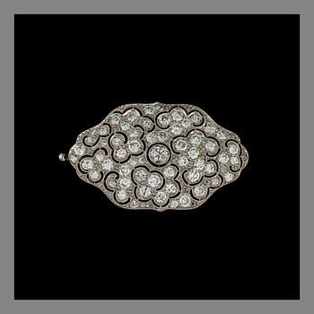 A BROOCH, platinum, brilliant cut diamonds. Turn of the century 1800/1900. Possibly German.