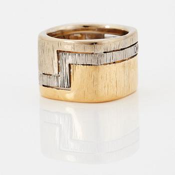Ring 18K guld med runda briljantslipade diamanter.