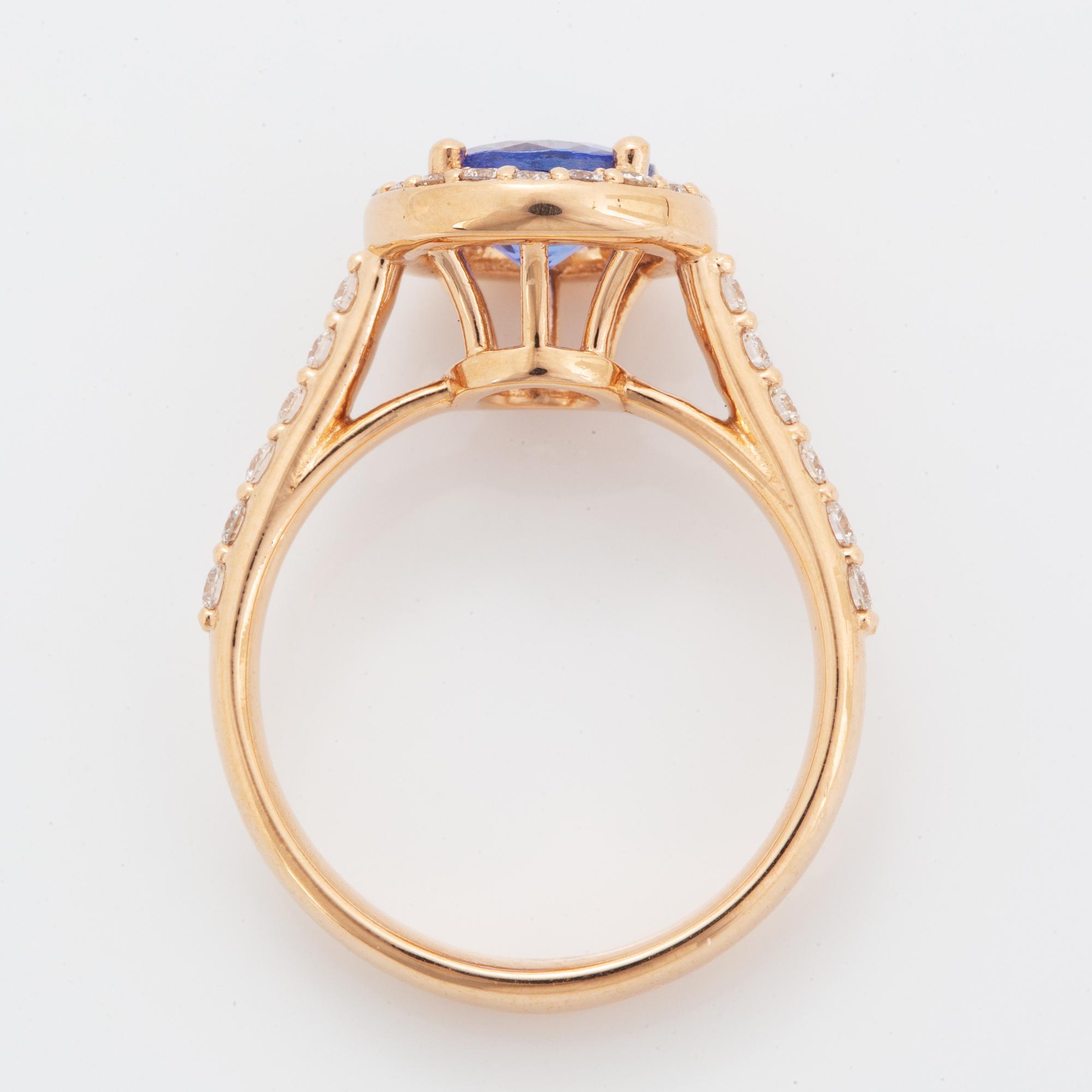 Ring 18K guld med en fasettslipad tanzanit.