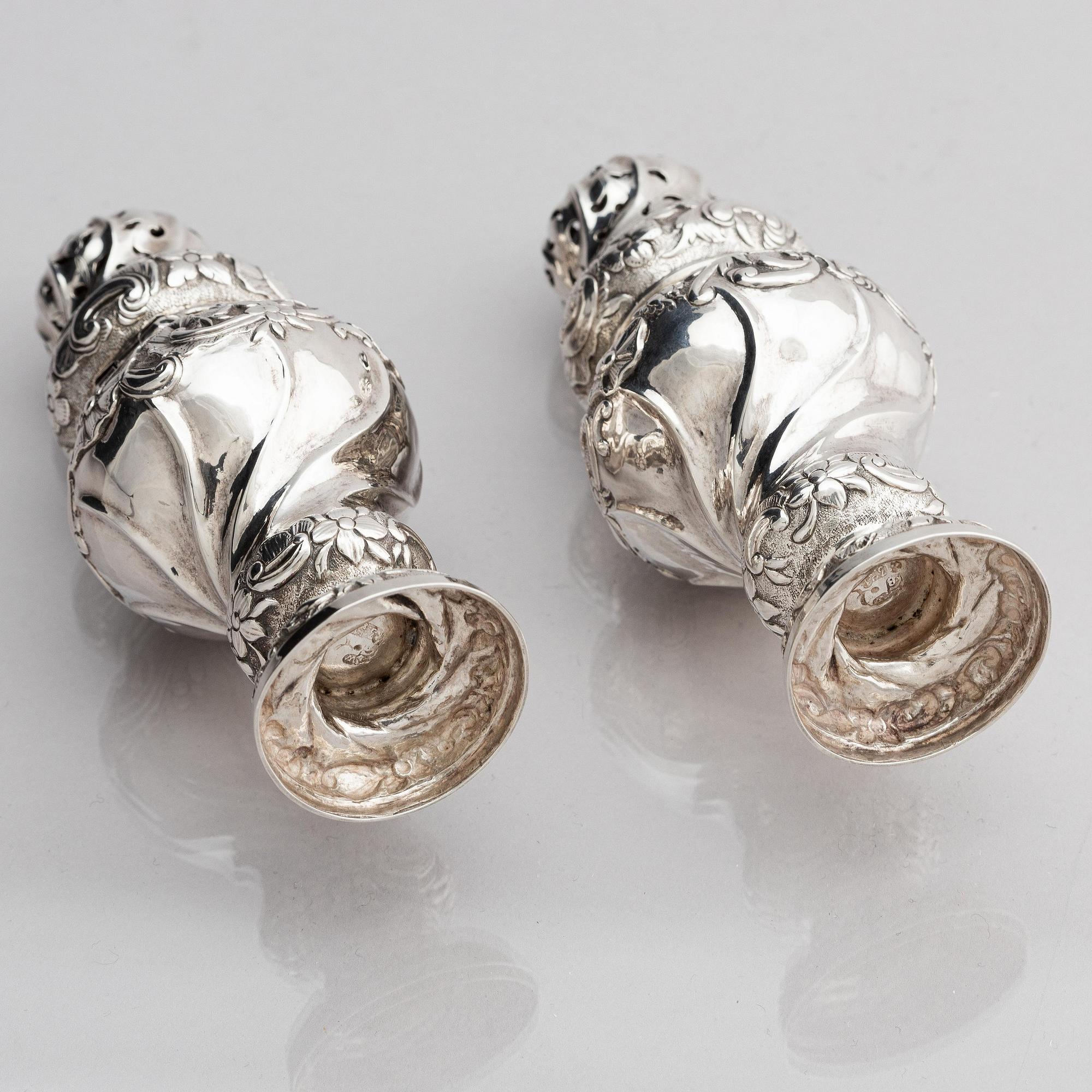 Johan Wennerwall, kryddbössor, ett par, silver, Göteborg 1756. Rokoko.