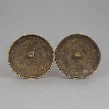 LJUSTAKAR ett par, förgylld mässing och vit marmor. Senempire, 1800-talets mitt.