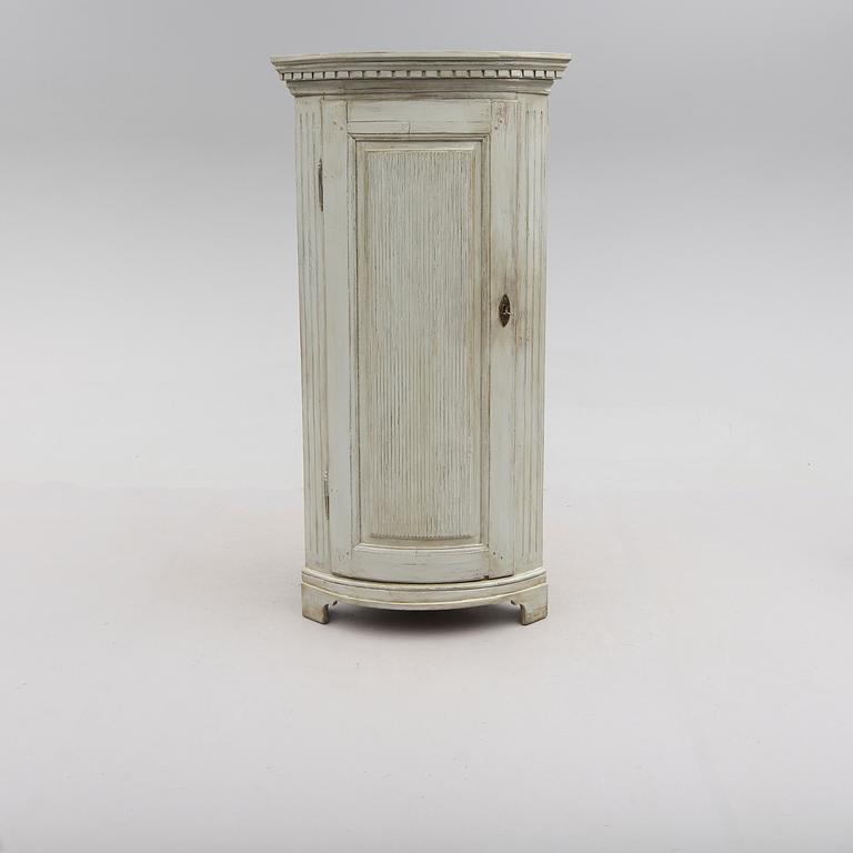 HÖRNSKÅP, sengustavianskt, omkring år 1800.