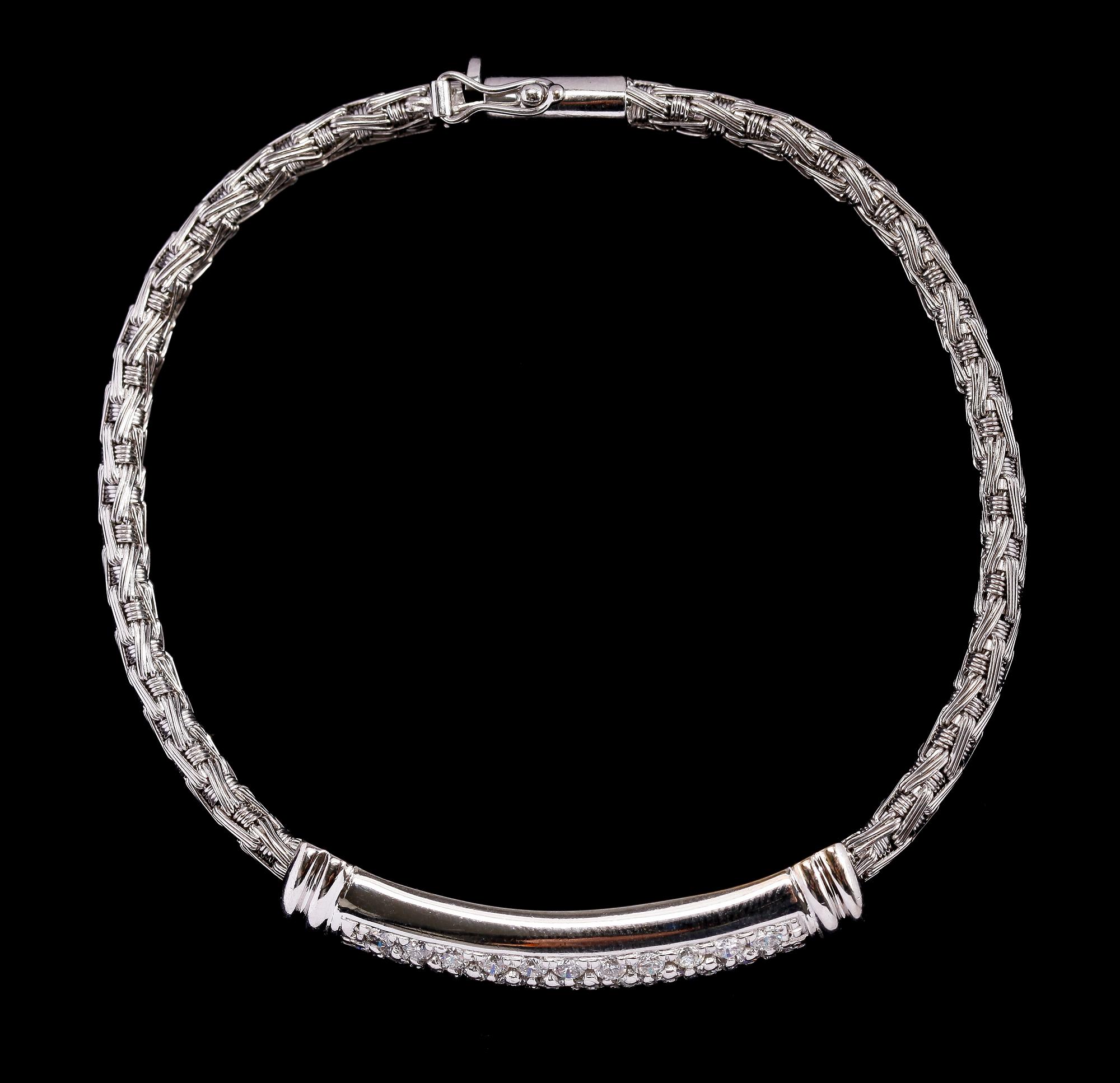 ARMBAND, briljantslipade diamanter, tot. ca 3 ct, med flätat armband i vitguld.