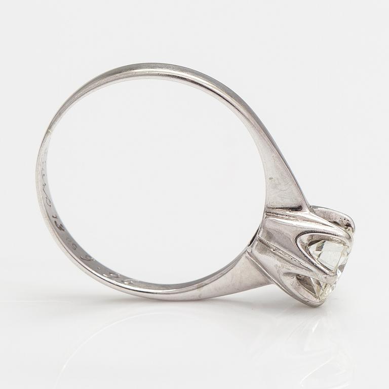 A 14K white gold ring with a ca. 0.98 ct diamond.