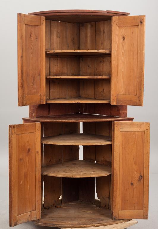 HÖRNSKÅP, allmoge, 1800-tal.