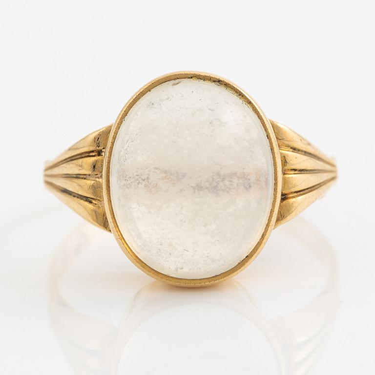 Ring, 18K guld med månsten.