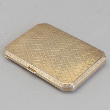 CIGARETTETUI, guillocherad emalj och sterlingsilver, engelska importstämplar, London 1927. Vikt 82 g.