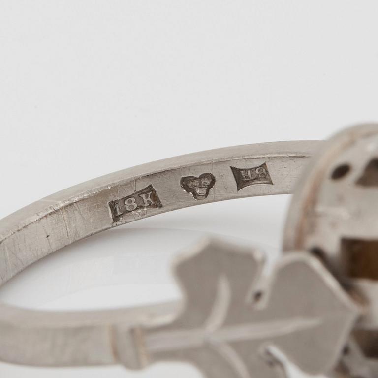 Wiwen Nilsson, ring, 18K vitguld med pärla, Lund 1958.