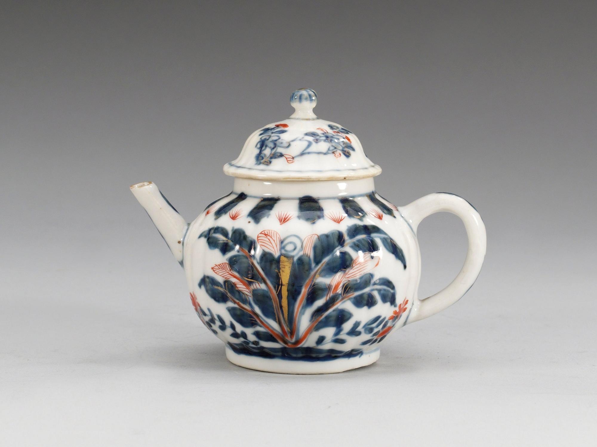 TEKANNA MED LOCK, porslin. Qing dynastin, Kangxi (1662-1722).