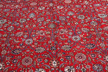 A Khoy/Täbriz rug, 376 x 275 cm.