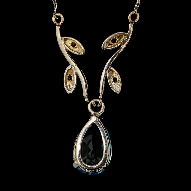 COLLIER, 14k vitguld med fasettslipad topas samt 4 små fasettslipade diamanter, 2000-tal. Vikt 2 g.