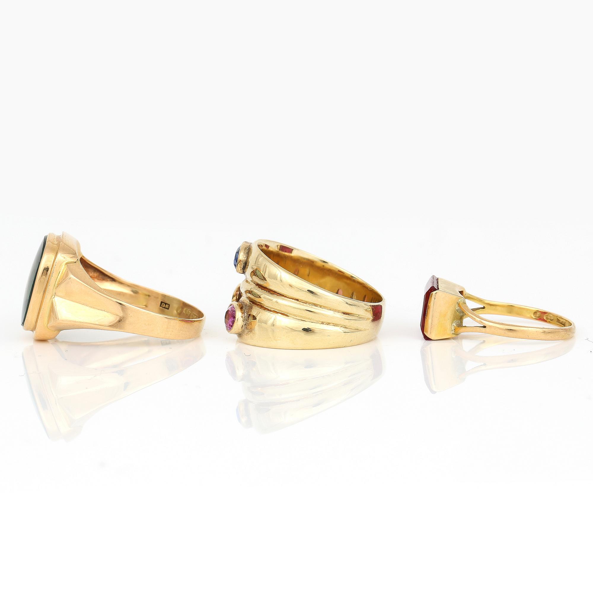 RINGAR, 3 st, olika guldhalter, mestadels Sverige, 1900-talets andra hälft. Total vikt ca 16,15 g.