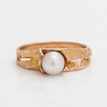 Björn Weckström, a 14K gold 'Polar Spring' ring with a cultured pearl for Lapponia 1968.