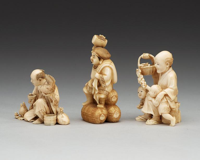 OKIMONOS, tre stycken, ben och elfenben. Japan, tidigt 1900-tal.