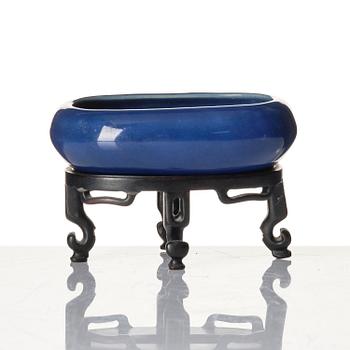 A blue glazed brush 'dobule fish' washer, Qing dynasty, 19th century.