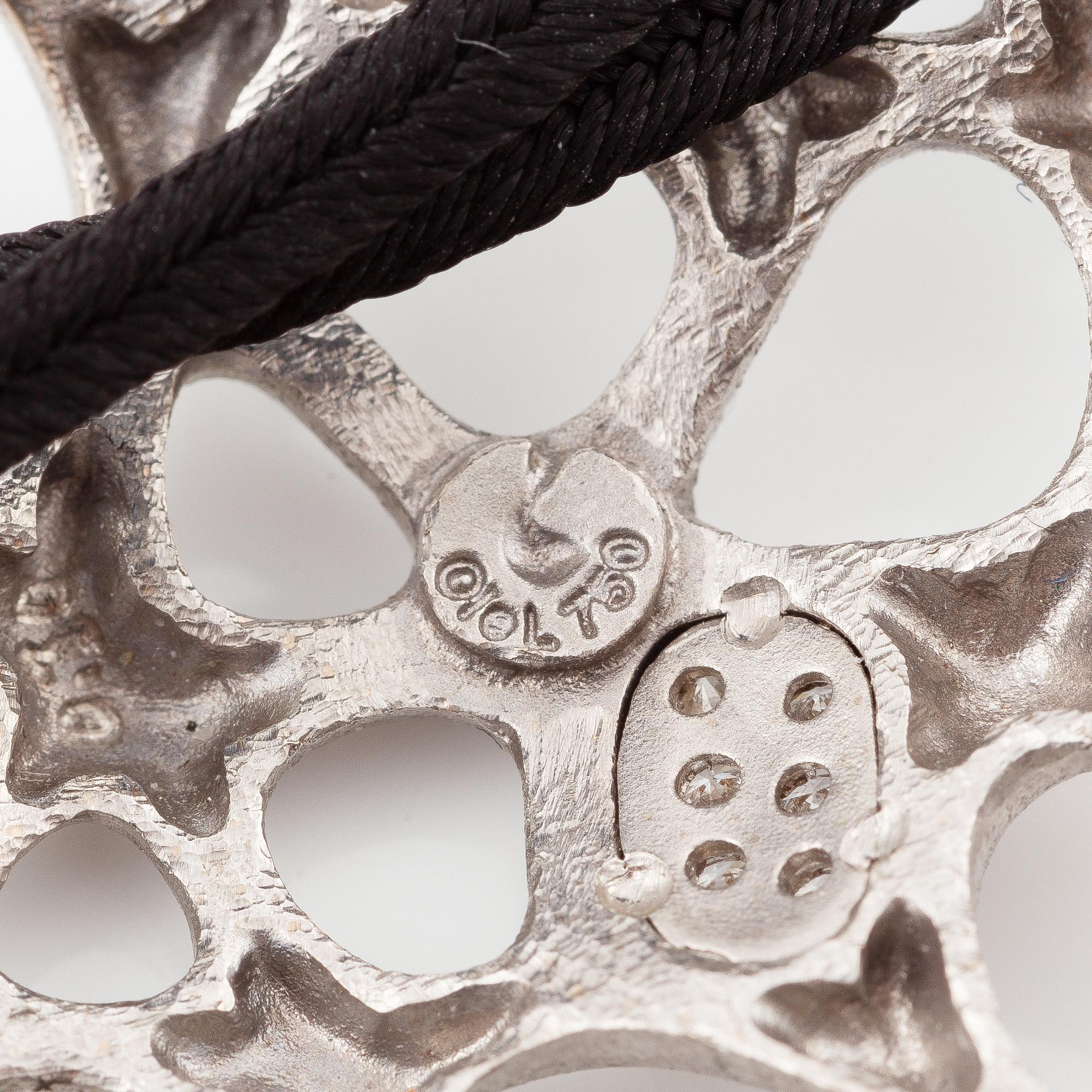 Ole Lynggard hängsmycke 18K vitguld med runda briljantslipade diamanter och en droppe av akvamarin.