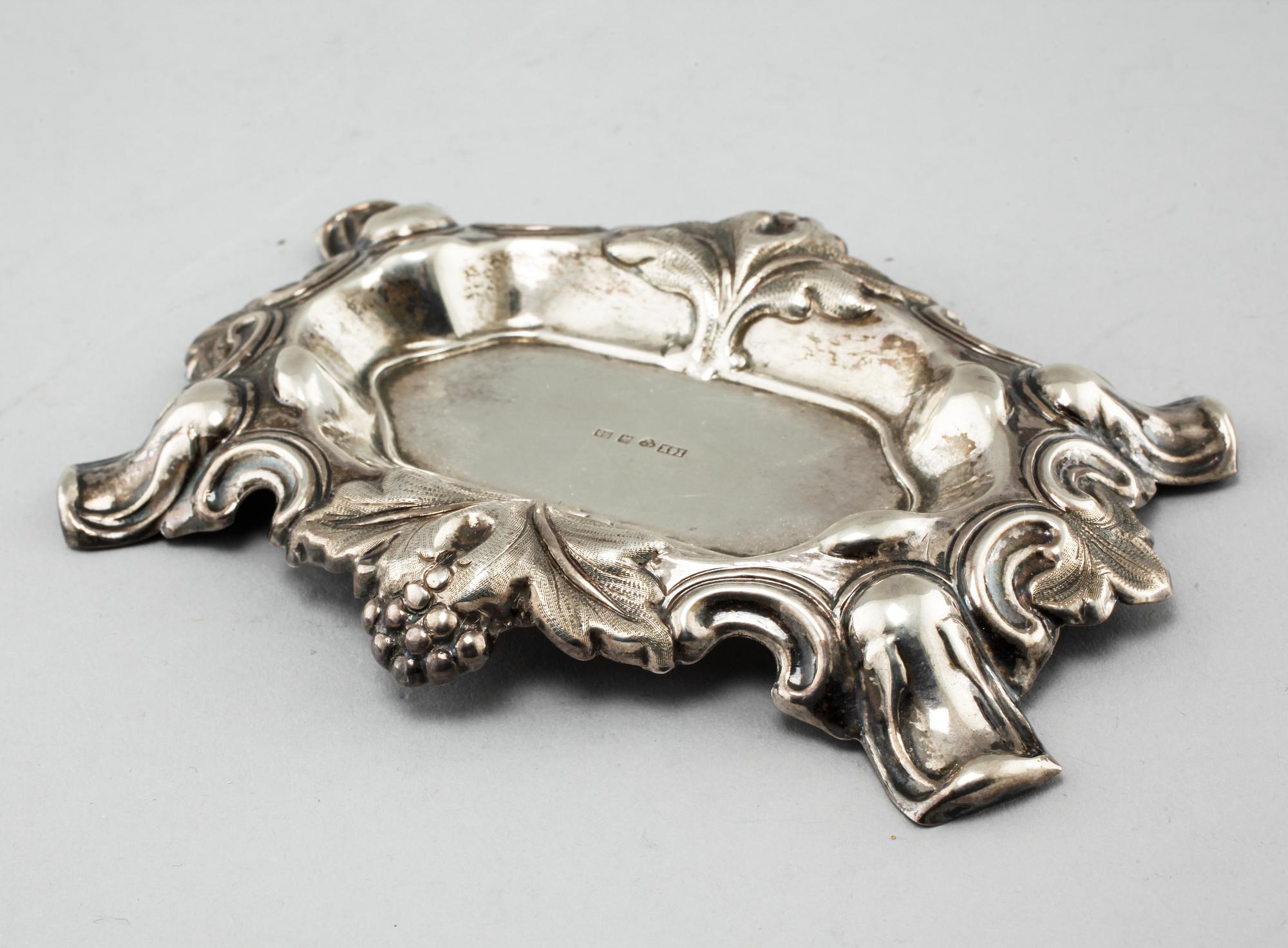 A collection of silver, 7 pcs, i.a needle dishes, 19th-20th century. Weight 335 g.