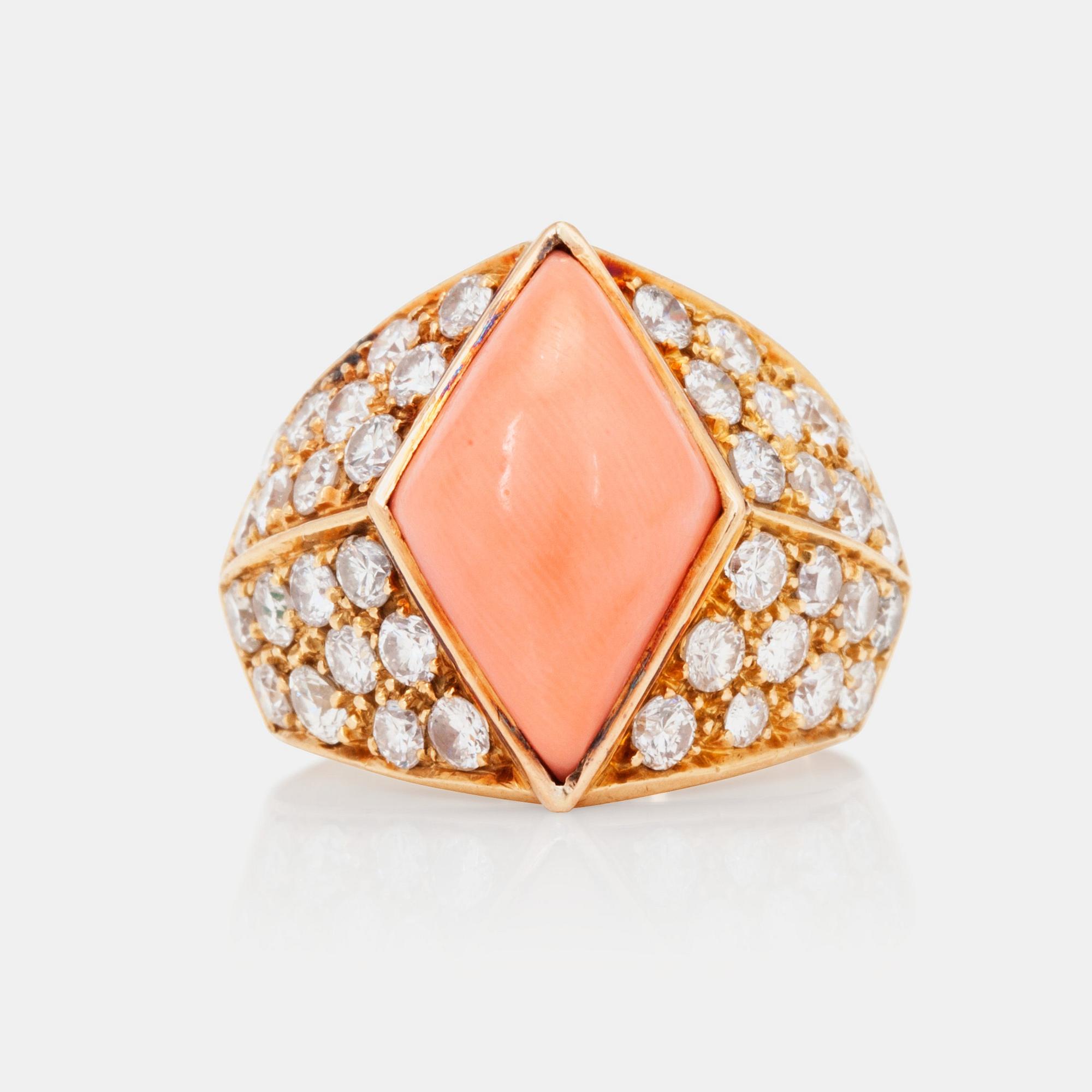 RING med korall samt briljantslipade diamanter, totalt ca 2.00ct.