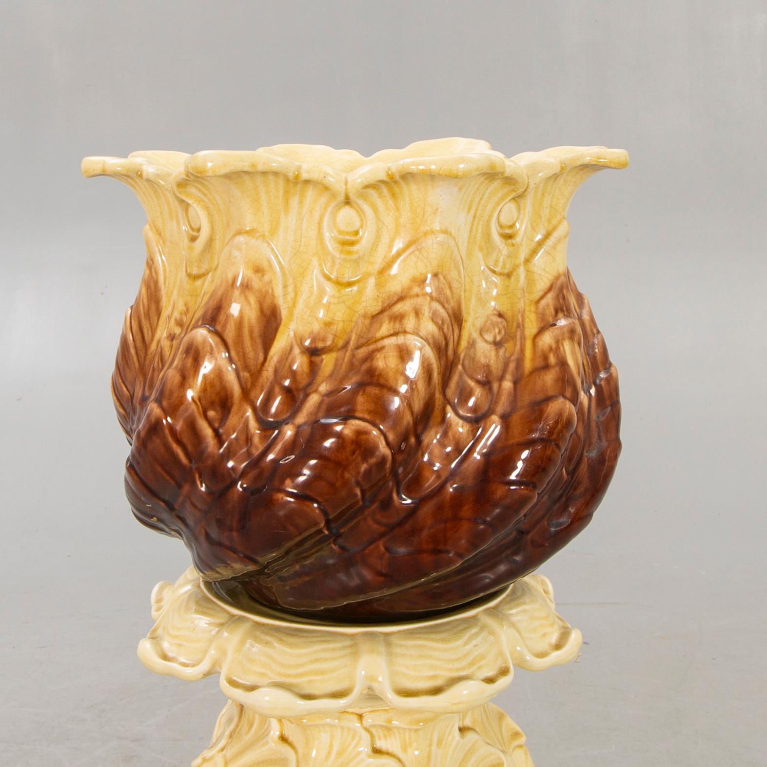 AN early 1900s majolica pedestal and flower urn.