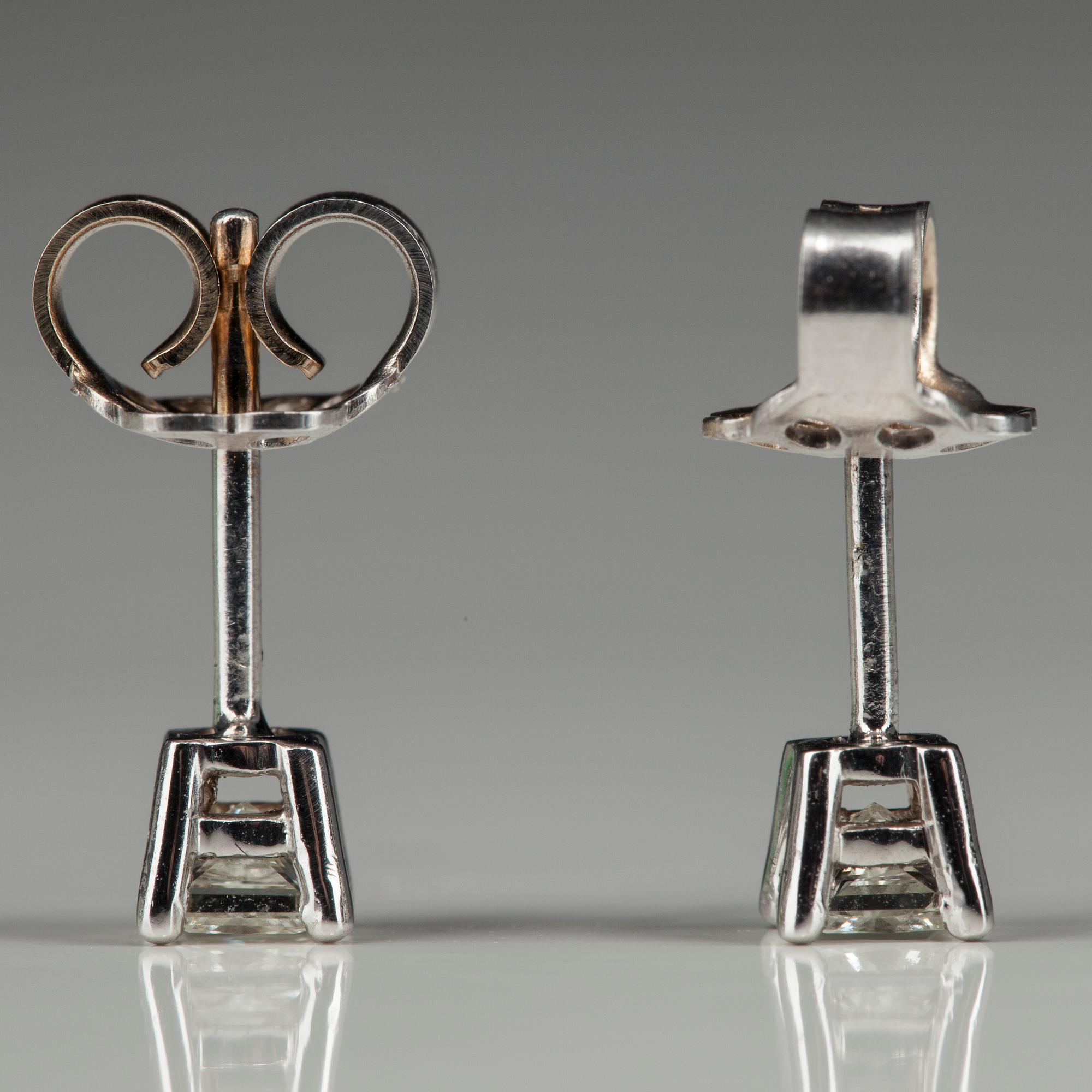ÖRHÄNGEN, vitguld 18K, prinsesslipade diamanter, tot. 0,50 ct. J/VS. Vikt 1,5 g.