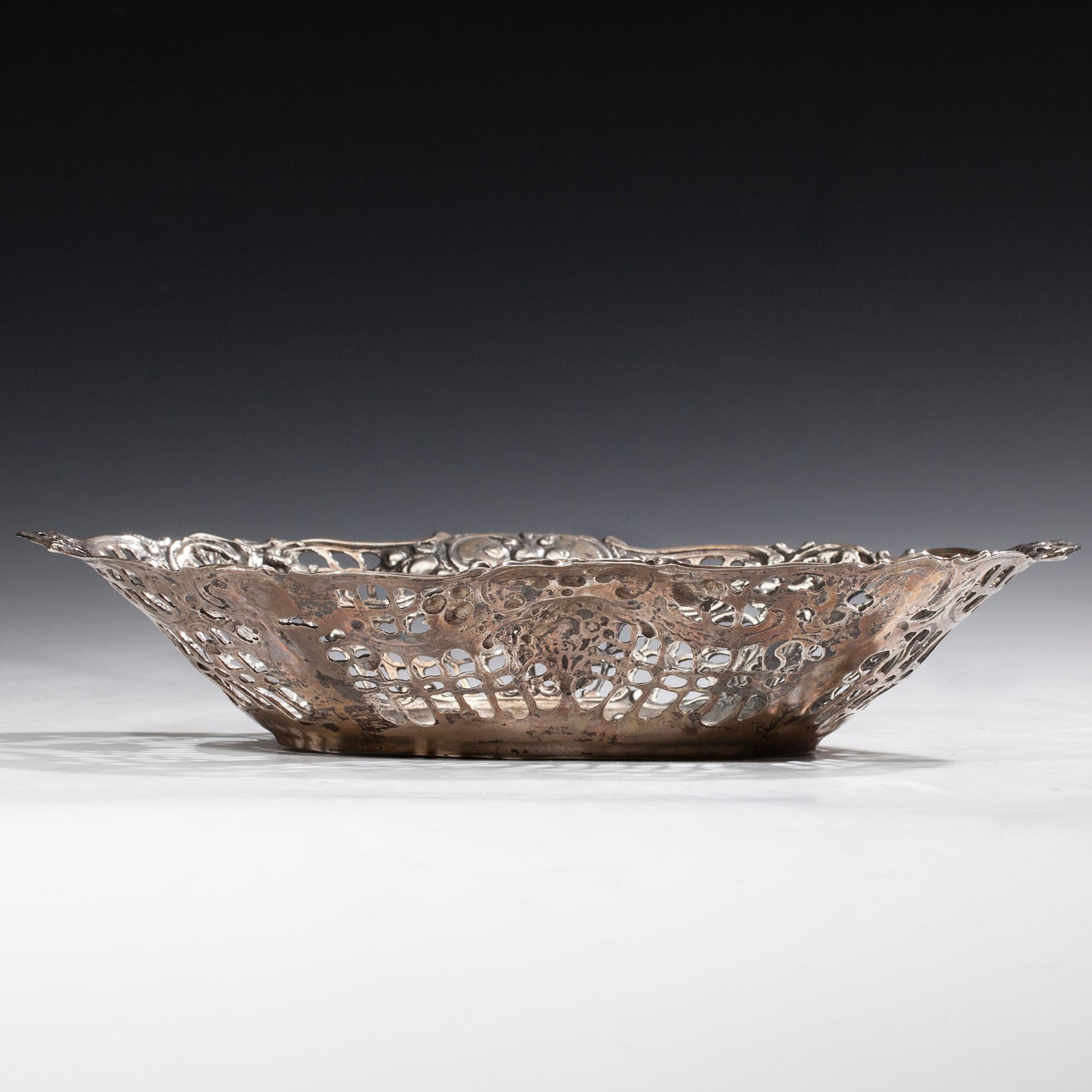 KONFEKTSKÅL, silver, Reino Johannes Harju, Helsingfors 1967. Vikt ca 388 g.